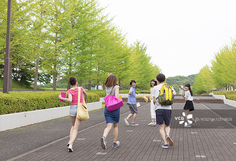 六个大学生在校园里跑步图片素材