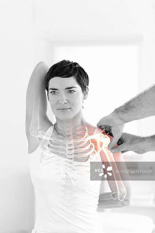 数字合成突出的女性骨骼在物理治疗师图片素材