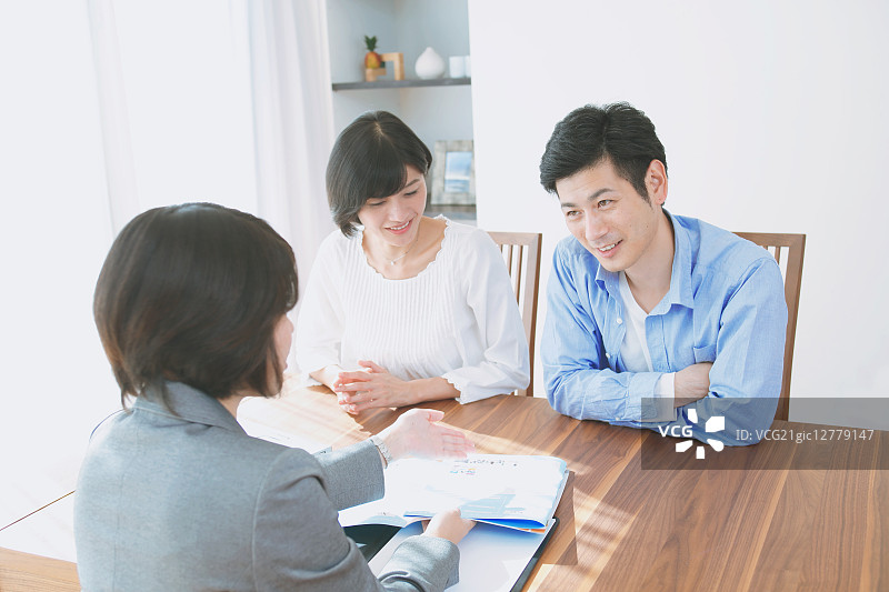 年轻的日本夫妇咨询理财规划师图片素材