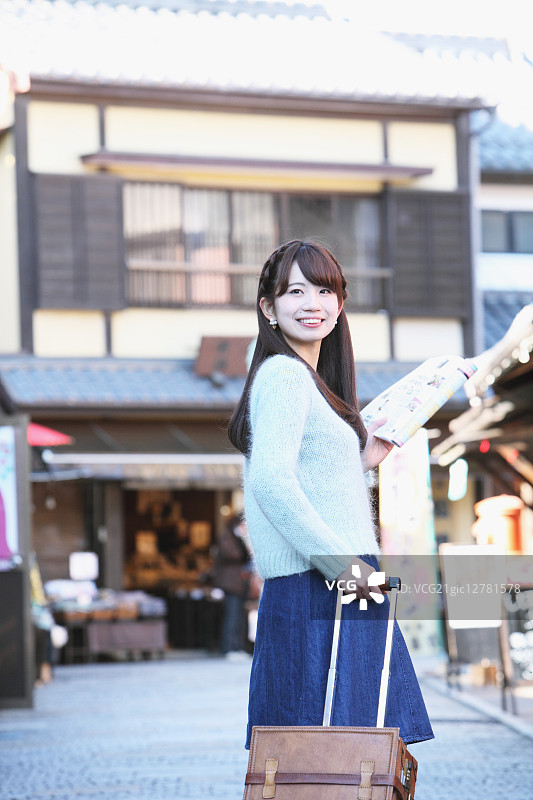 年轻的日本女人享受旅行在川越，日本图片素材