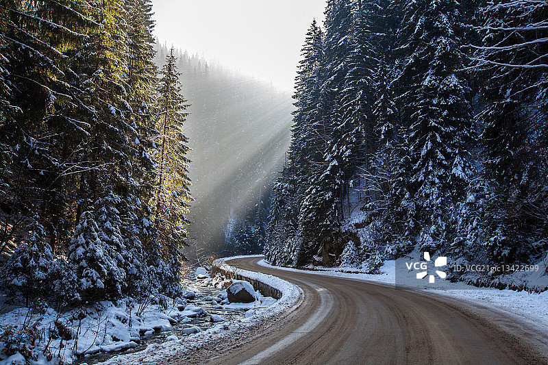冬天的公路。图片素材
