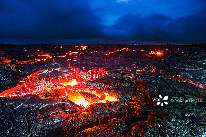基拉韦厄火山普乌奥喷口的熔岩场图片素材