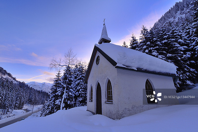 玛利亚-希尔夫-卡佩尔在雪地和山脉的背景，泰洛，奥地利图片素材