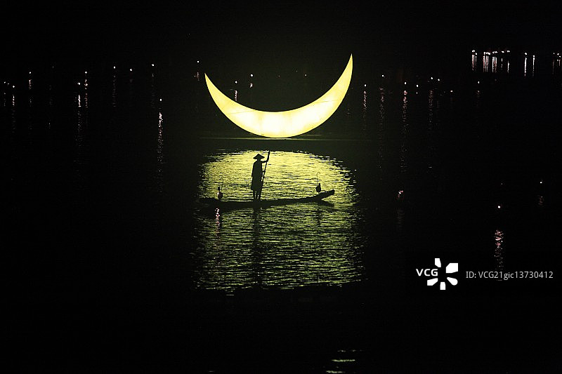 月亮前的渔夫图片素材