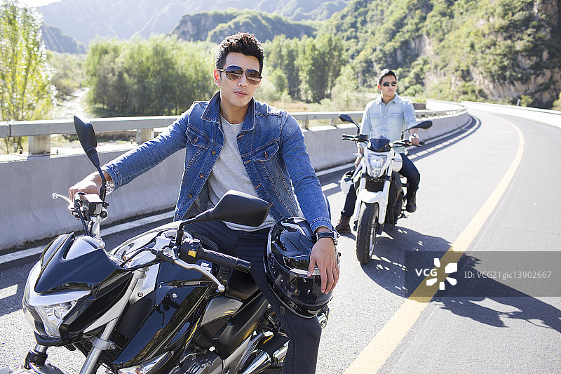 年轻人骑摩托车兜风图片素材