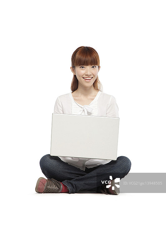 年轻女子在用笔记本电脑图片素材