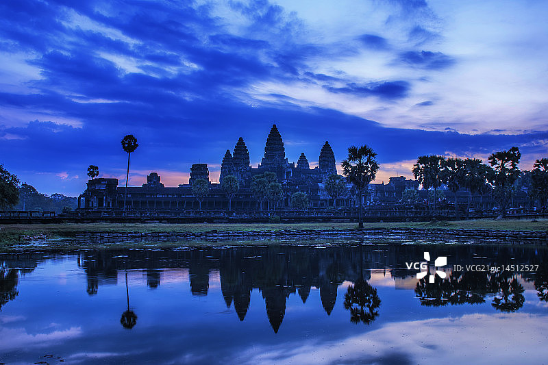 清晨的柬埔寨吴哥寺图片素材