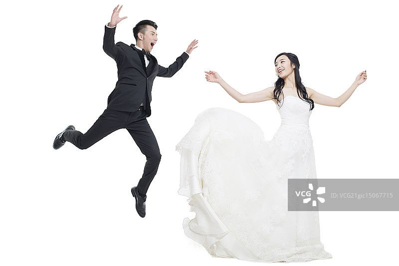 快乐的新娘和新郎飘在空中图片素材