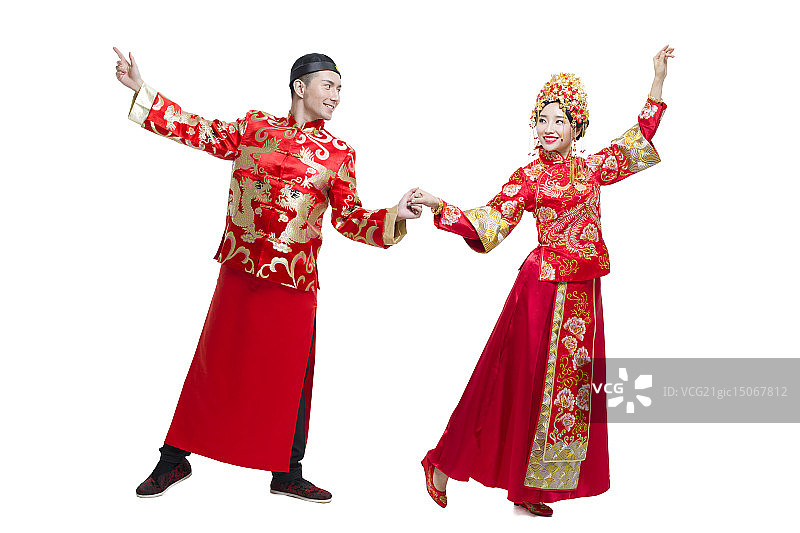 穿中式古装结婚礼服的新娘和新郎跳舞图片素材