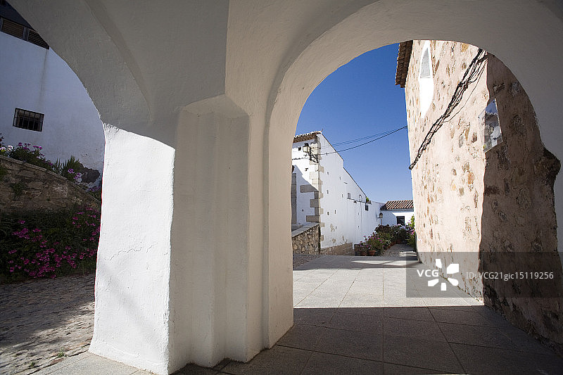 西班牙卡塞雷斯犹太人区拱廊图片素材