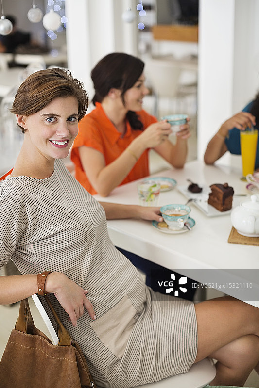 孕妇和朋友喝咖啡图片素材