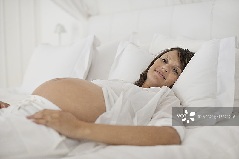 孕妇躺在床上图片素材