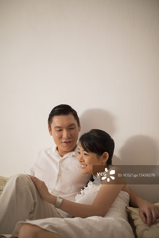 新加坡，一对夫妇坐在沙发上图片素材