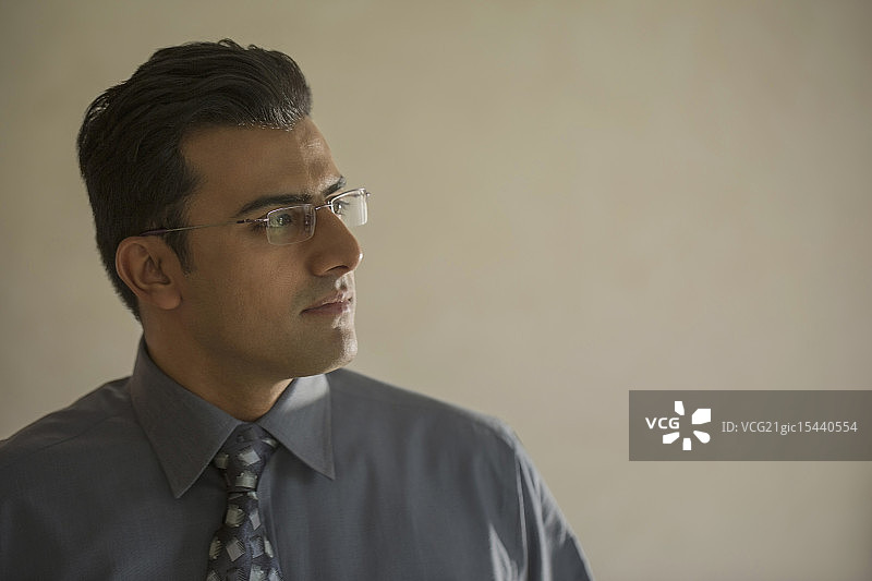 印度，一个戴着眼镜的商人的肖像图片素材