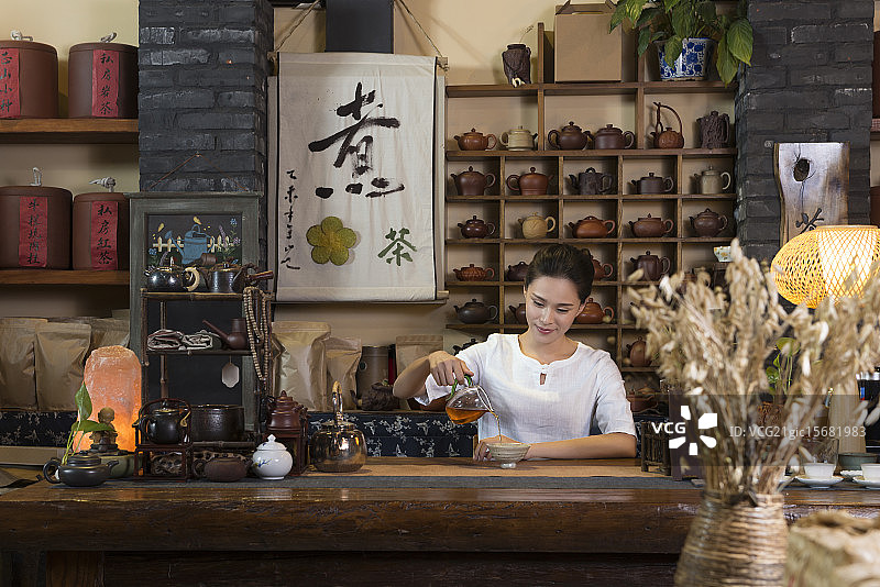 Tea house owner making tea图片素材