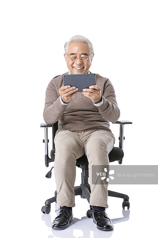 老年男士在使用平板电脑图片素材