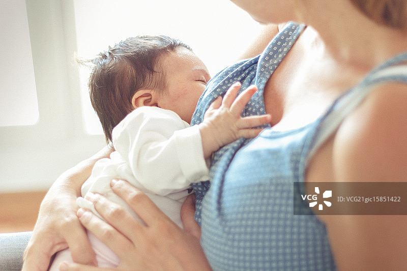 母乳喂养婴儿的妇女图片素材