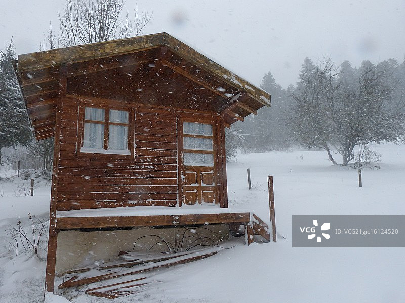 小木屋里的暴风雪图片素材