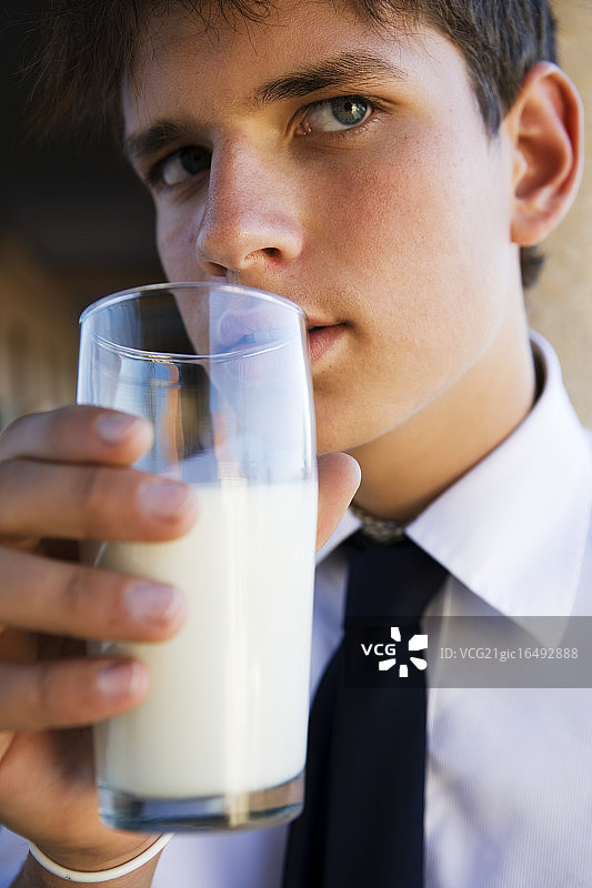 喝牛奶的高中生图片素材