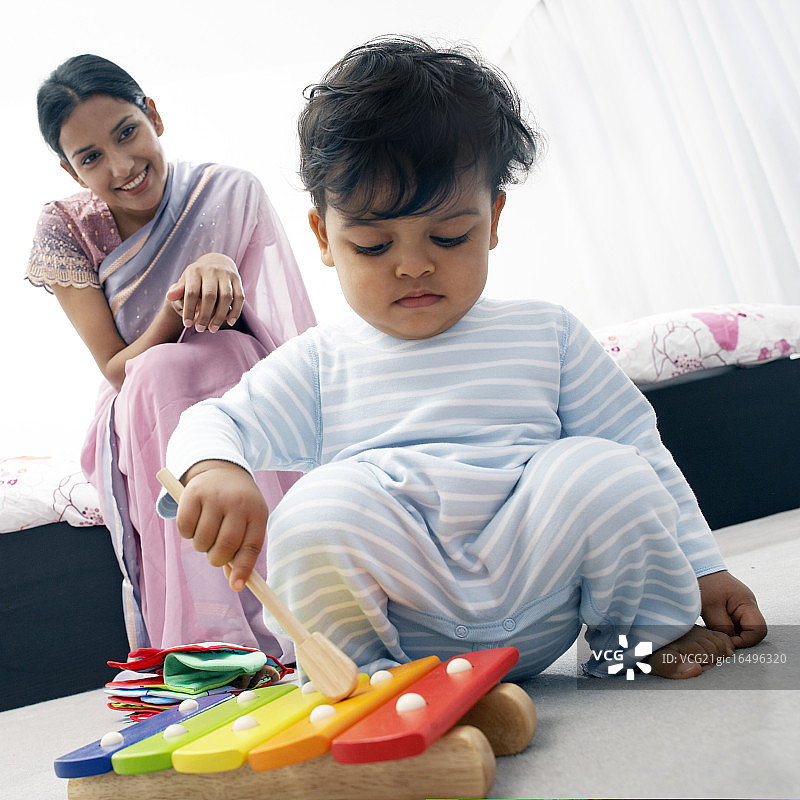 母亲和儿子玩玩具木琴图片素材