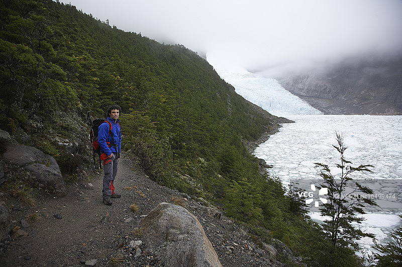 冰湖徒步旅行者图片素材