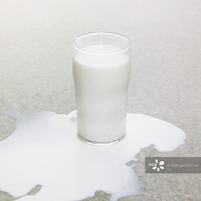 一杯溢出的牛奶图片素材