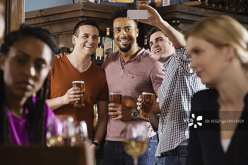 一群朋友在酒吧里祝酒图片素材