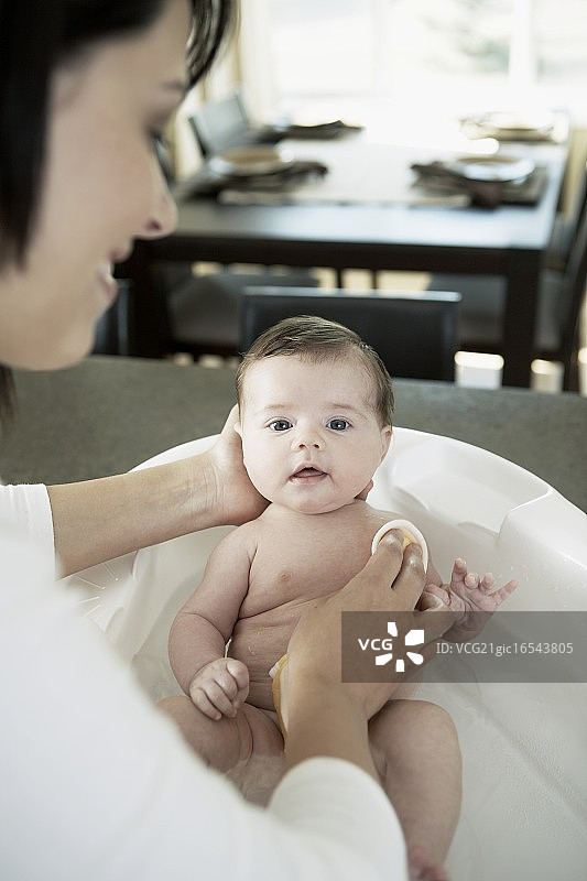 母亲洗澡宝贝图片素材