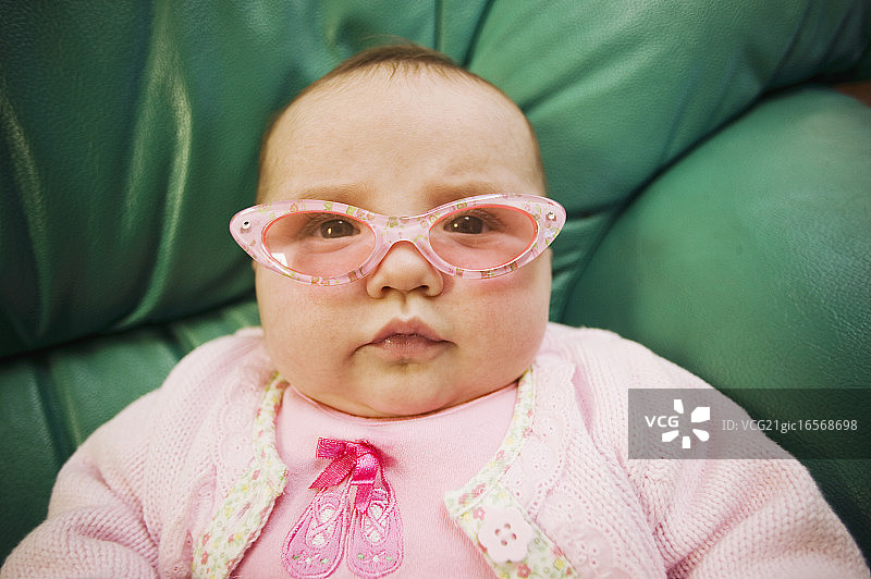 可爱的小女孩戴着眼镜图片素材