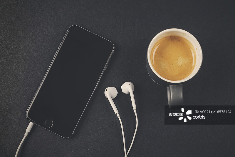智能手机，耳机和咖啡图片素材