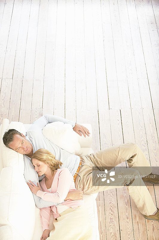 一对幸福的夫妇在沙发上拥抱图片素材