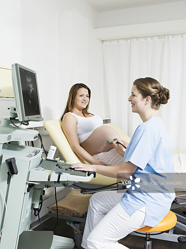 接受超声检查的孕妇图片素材