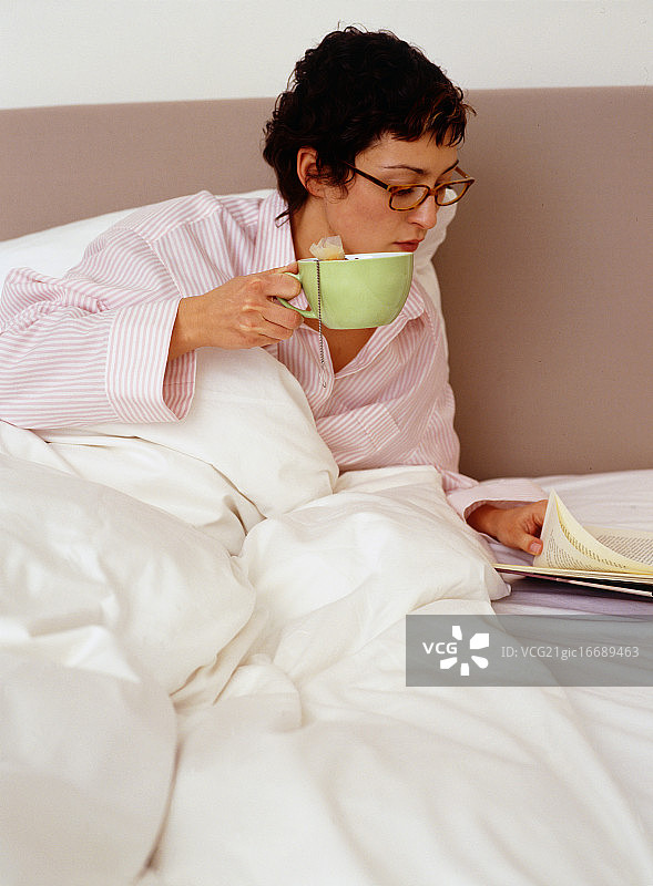 躺在床上喝茶的女人图片素材