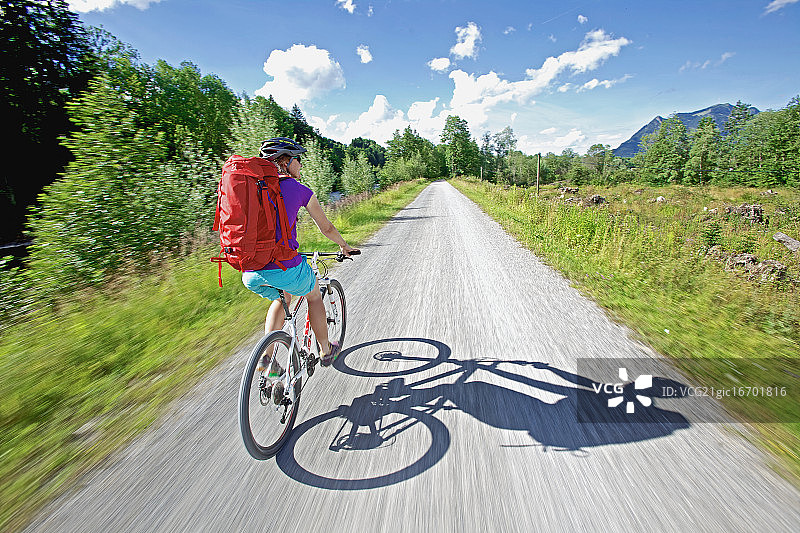 骑着自行车的女人图片素材