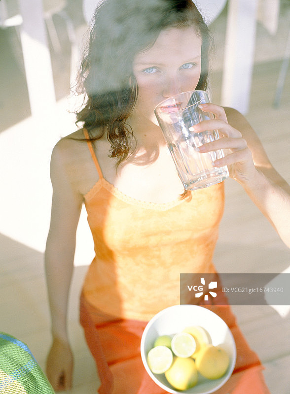 年轻女子用玻璃杯喝水图片素材