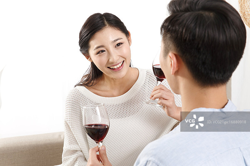 青年情侣喝红酒图片素材