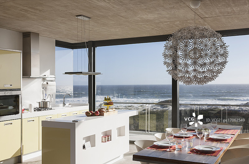 厨房和餐厅在现代化的房子俯瞰大海图片素材