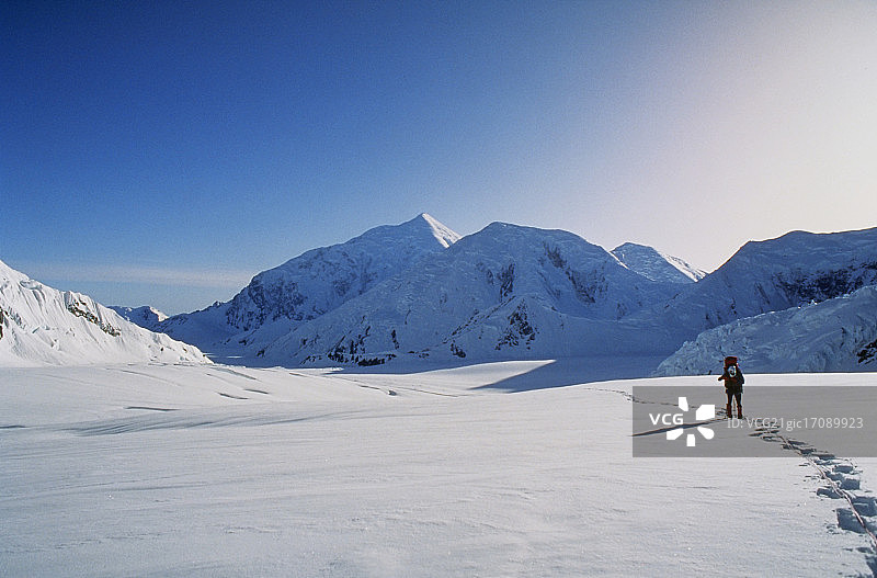 孤独的登山者在雪中图片素材
