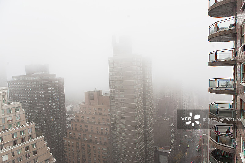 雾中的纽约市图片素材