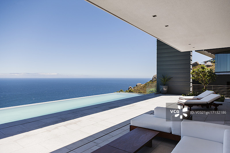 俯瞰大海的现代庭院图片素材