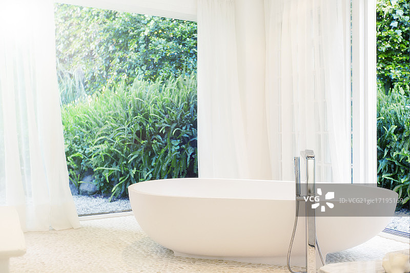 浴缸，窗帘，现代浴室的窗户图片素材
