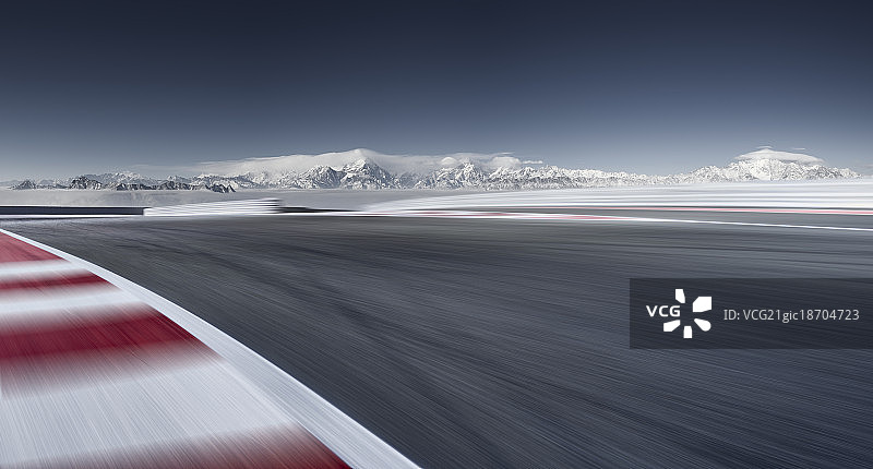 雪山云海背景的F1赛道速度特效图片素材