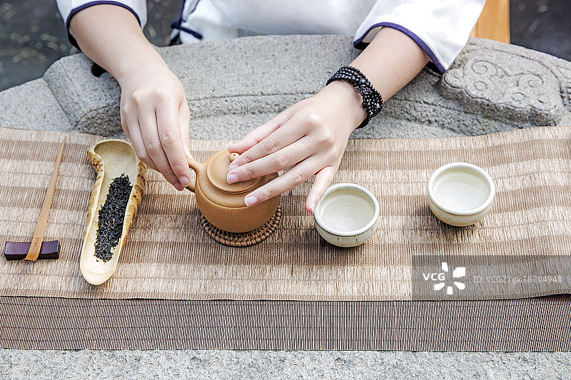 女茶艺师做茶道图片素材