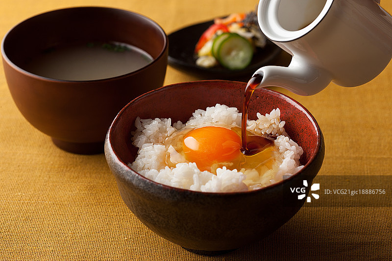 日式生鸡蛋拌饭图片素材