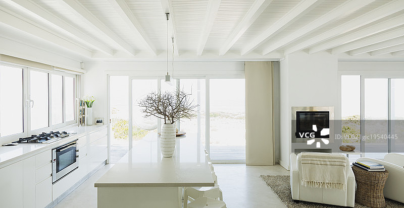 白色厨房与木梁天花板在家庭展示室内图片素材