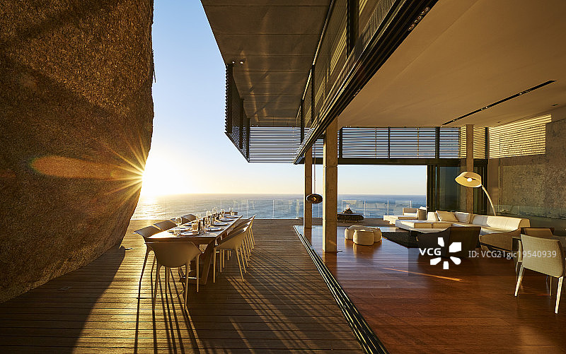 太阳在现代豪华露台餐桌后与海景图片素材