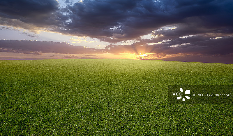日落时分的逆光草原美景图片素材