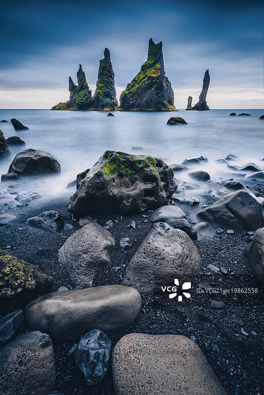 阴天中的冰岛黑沙滩图片素材