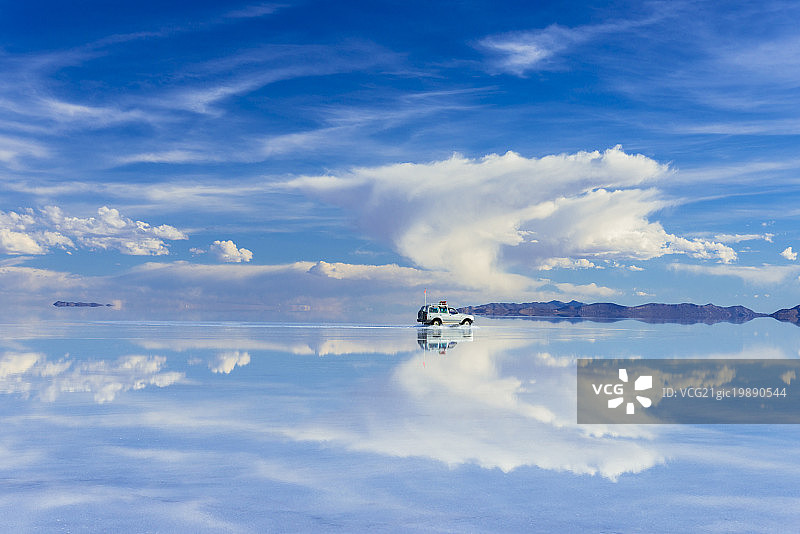 镜湖乌尤尼盐湖，玻利维亚，南美洲图片素材