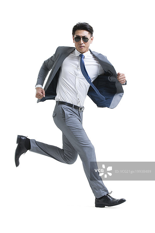 自信的年轻商务男子奔跑图片素材